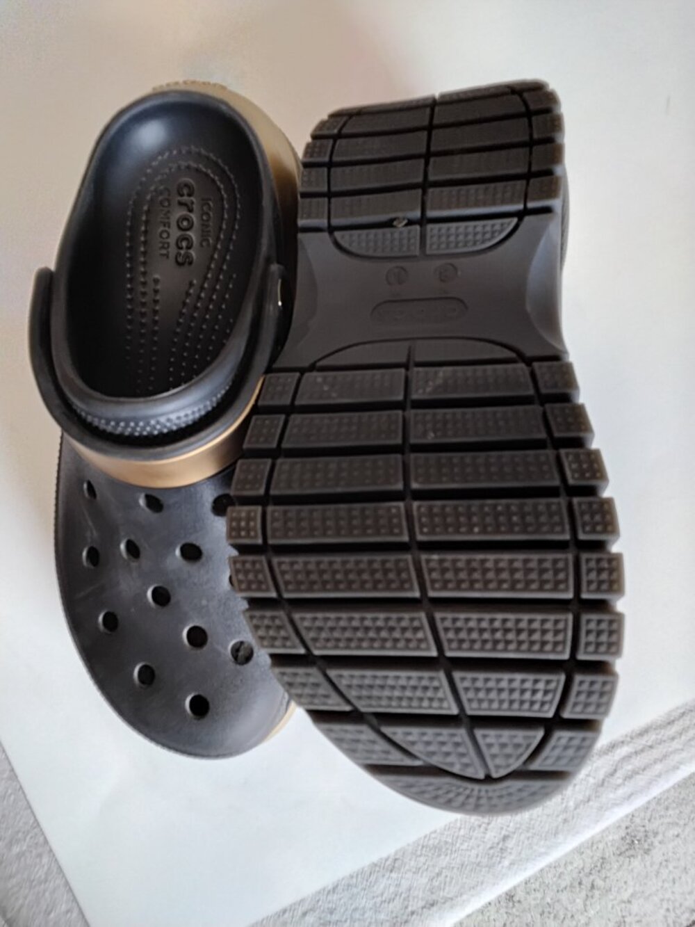 Crocs Classic Mega Crush Metallic Platform Clogs - Black/Gold (Size W10/M8 - Picture 7 of 12